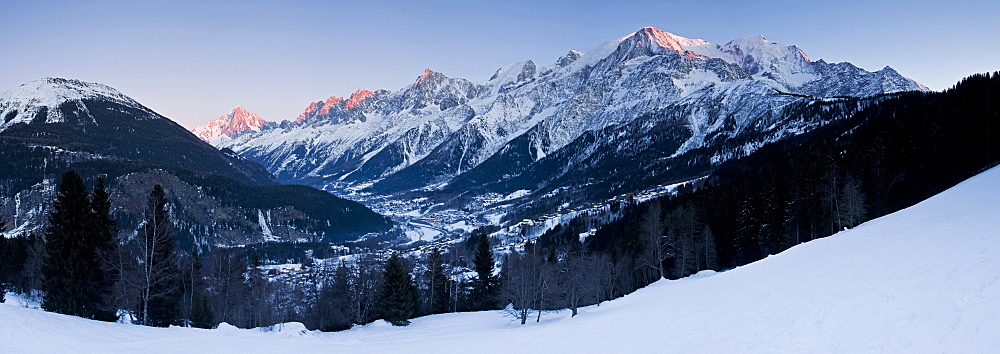 Chamonix Valley, Mont Blanc and the Mont Blanc Massif range of mountains, Haute Savoie, French Alps, France, Europe