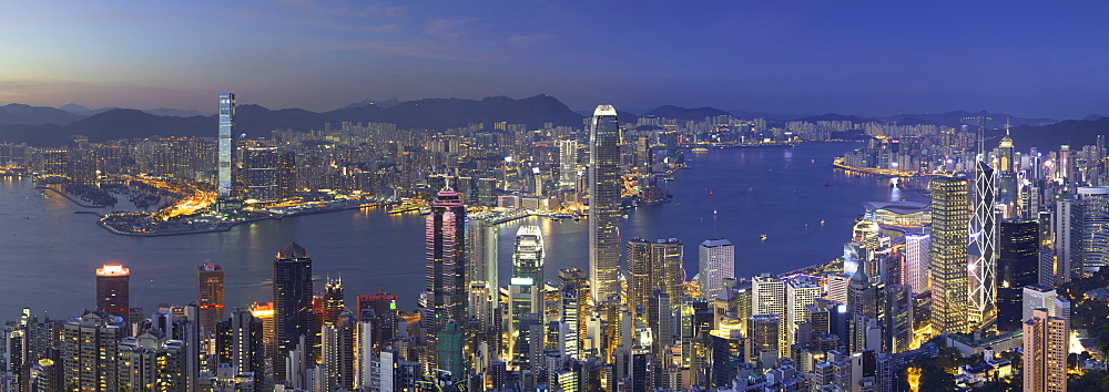 Skyline of Hong Kong Island and Kowloon from Victoria Peak at dusk, Hong Kong Island, Hong Kong, China, Asia