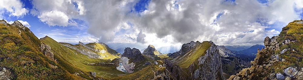 360Â¬âˆž view from Seekarlscharte Mountain with Gruba Lake and bizarre clouds in the sky over the Rofan Mountains, Achensee, Tyrol, Austria, Europe