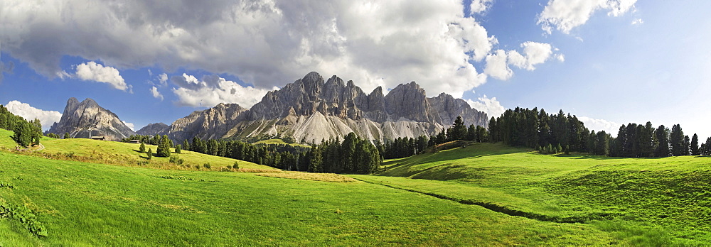 Panoramic view of the Rungtscher Wiesen meadows near Halslhuette mountain lodge and Edelweisshuette mountain lodge, view of the Afer Geisler group and Peitlerkofel mountain, Wuerzjoch ridge, Villnoesstal valley, Dolomites, province of Bolzano-Bozen, Italy