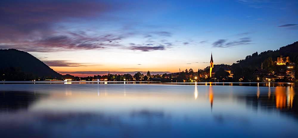 Place Schliersee with parish church St. Sixtus, reflection in the lake, sunset, Schliersee, Upper Bavaria, Bavaria, Germany, Europe