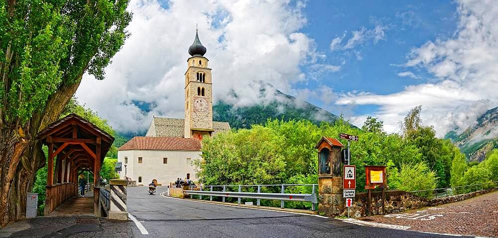 Parish church St. Pankraz with old Etsch wooden bridge, Glurns, Glorenza, South Tyrol, Trentino-Alto Adige, Italy, Europe