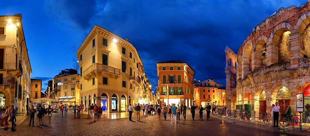 Piazza Bra with Roman amphitheatres Arena di Verona in the evening, Piazza Bra, Verona, Veneto, Italy, Europe