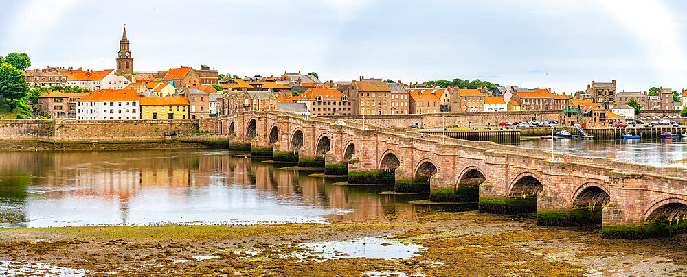 View of Berwick-upon-Tweed and the Old Bridge, Berwick-upon-Tweed, Northumberland, England, United Kingdom, Europe