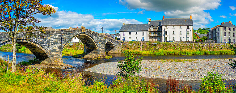 View of Pont Fawr (Inigo Jones Bridge) over Conwy River and riverside houses, Llanrwst, Clwyd, Snowdonia, North Wales, United Kingdom, Europe