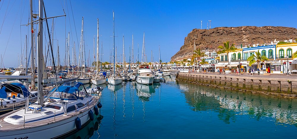 View of boats and colourful buildings along the promenade in the old town, Puerto de Mogan, Gran Canaria, Canary Islands, Spain, Atlantic, Europe