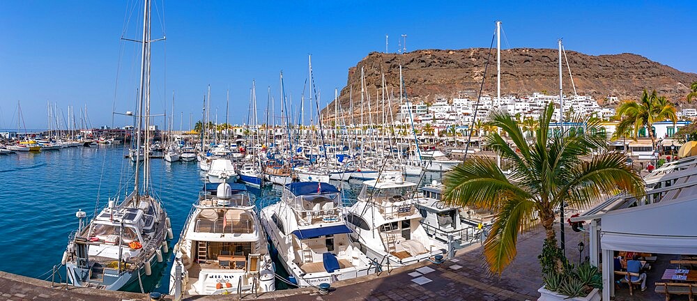 View of boats and colourful buildings along the promenade in the old town, Puerto de Mogan, Gran Canaria, Canary Islands, Spain, Atlantic, Europe