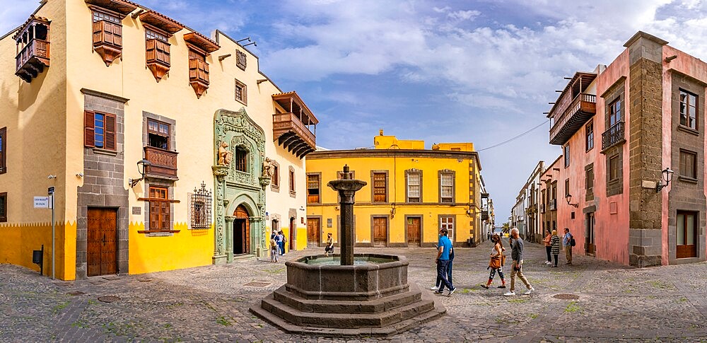 View of Public Library and water fountain in Plaza del Pilar Nuevo, Las Palmas, Gran Canaria, Canary Islands, Spain, Atlantic, Europe