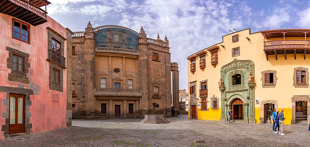 View of Catedral Metropolitana and Public Library in Plaza del Pilar Nuevo, Las Palmas, Gran Canaria, Canary Islands, Spain, Atlantic, Europe