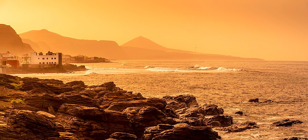 View of rocky coastline and Atlantic sea at sunset near El Pagador, Las Palmas, Gran Canaria, Canary Islands, Spain, Atlantic, Europe