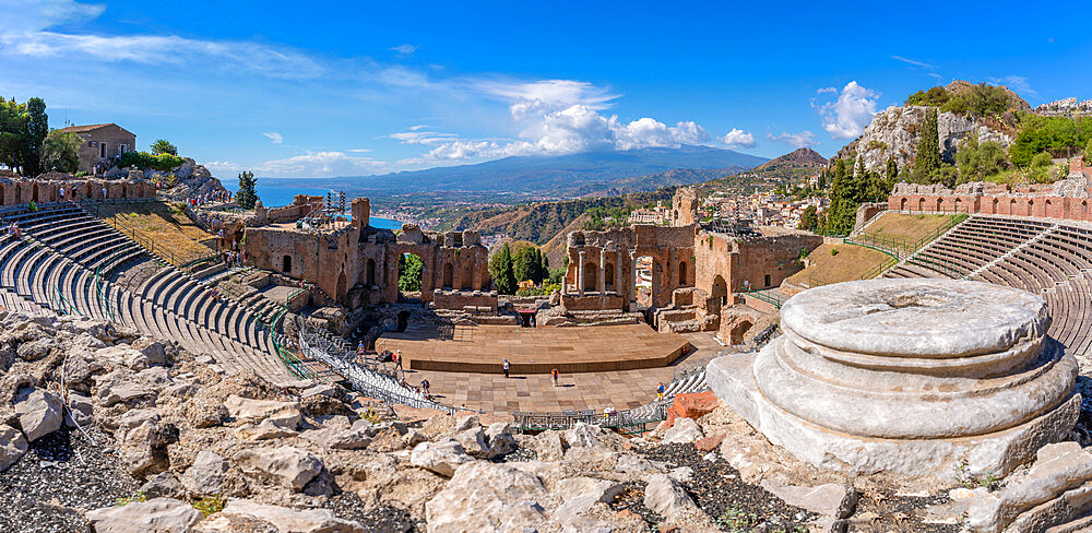 View of the Greek Theatre in Taormina with Mount Etna in the background, Taormina, Sicily, Italy, Mediterranean, Europe