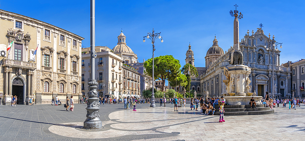 View of Duomo di Sant'Agata and Chiesa della Badia di Sant'Agata, Piazza Duomo, Catania, Sicily, Italy, Mediterranean, Europe