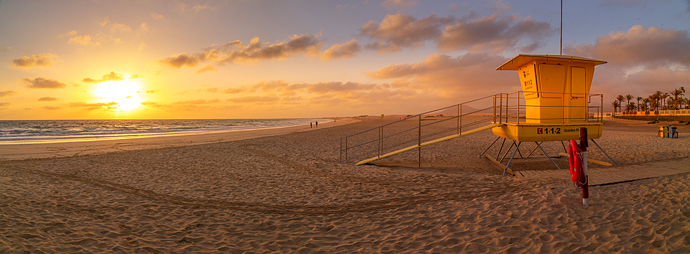 View of beach, lifeguard tower and the Atlantic Ocean at sunrise, Corralejo Natural Park, Fuerteventura, Canary Islands, Spain, Atlantic, Europe