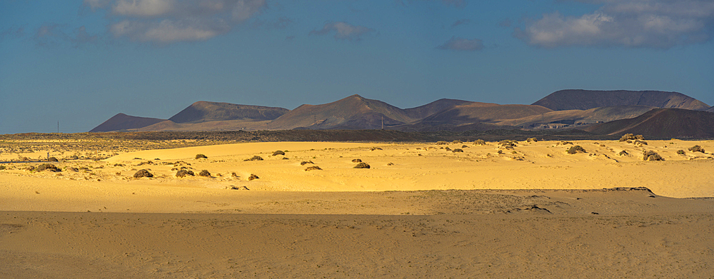 View of beach and mountains on a sunny day, Corralejo Natural Park, Fuerteventura, Canary Islands, Spain, Atlantic, Europe