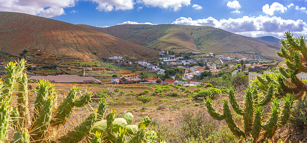 View of Betancuria set in dramatic landscape from elevated position, Betancuria, Fuerteventura, Canary Islands, Spain, Atlantic, Europe