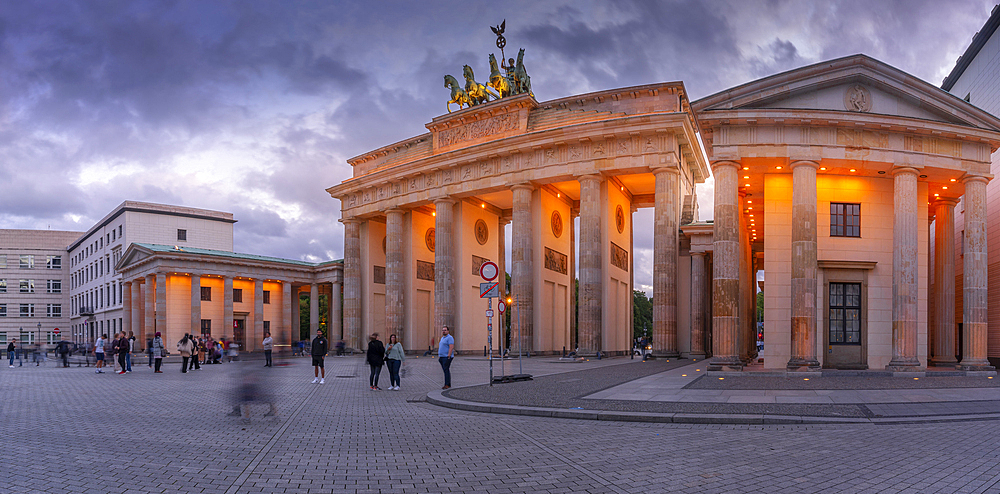 View of Brandenburg Gate at dusk, Pariser Square, Unter den Linden, Berlin, Germany, Europe