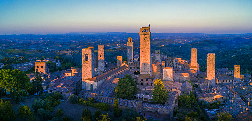 Elevated view of San Gimignano and towers at sunset, San Gimignano, UNESCO World Heritage Site, Tuscany, Italy, Europe