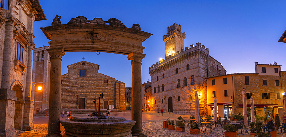 View of Pozzo dei Grifi e dei Leoni and Palazzo Comunale in Piazza Grande at dusk, Montepulciano, Province of Siena, Tuscany, Italy, Europe