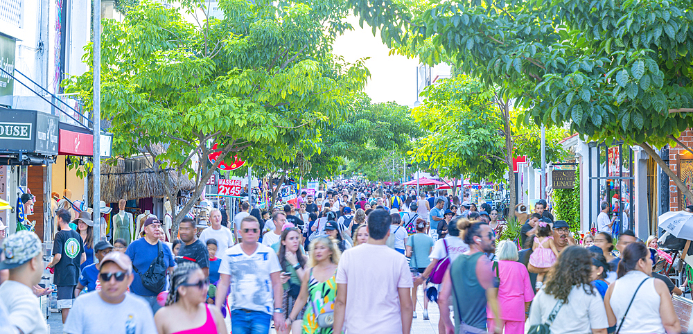 View of busy 5th Avenue, Playa del Carmen, Quintana Roo, Caribbean Coast, Yucatan Peninsula, Riviera Maya, Mexico, North America