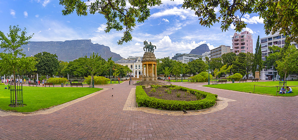 View of Delville Wood Memorial in Company's Garden and Table Mountain in background, Cape Town, Western Cape, South Africa, Africa