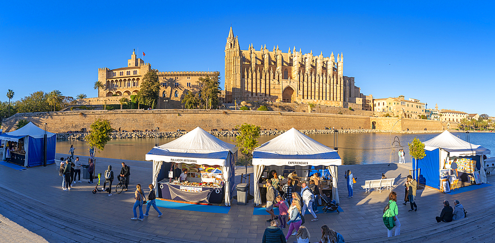 View of Cathedral-Basílica de Santa María de Mallorca and craft stalls on Passeig Marítime, Palma de Mallorca, Majorca, Balearic Islands, Spain, Europe