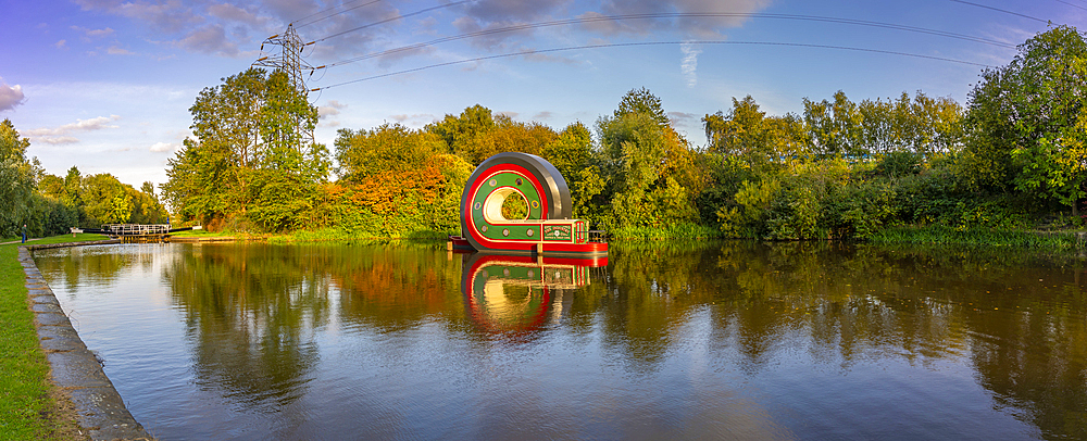 View of The Looping Boat on Tinsley Canal, Sheffield, South Yorkshire, England, United Kingdom, Europe