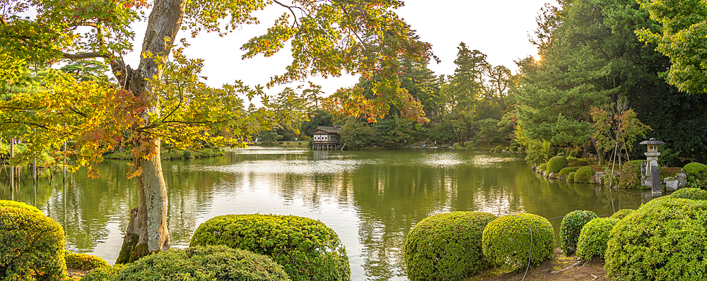 View of Kasumiga-ike Pond and Kotoji Toro (Stone Lantern) in Kenrokumachi Japanese Garden, Kanazawa City, Ishikawa Prefecture, Honshu, Japan, Asia