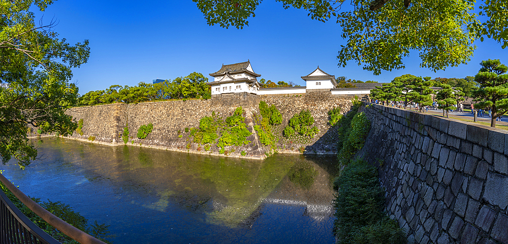 View of Sengan-yagura Turret and moat at Osaka Castle on a sunny day, Osakajo, Chuo Ward, Osaka, Honshu, Japan, Asia