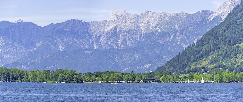 View of Lake Zell from Zell am See and mountainous backdrop on a sunny day, Zell am See, Salzburg, Austria, Europe