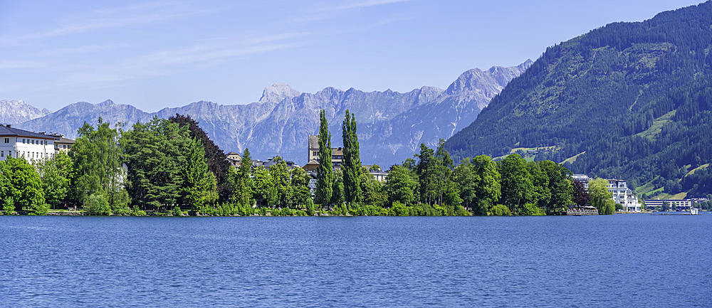 View of Zell am See and Lake Zell on a sunny day, Zell am See, Salzburg, Austria, Europe
