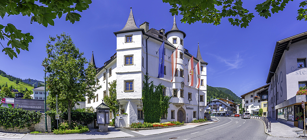 View of Town Hall (Rathaus) in Zell am See on a sunny day, Zell am See, Salzburg, Austria, Europe