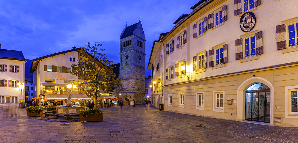 View of St. Hippolyte Church and Stadtplatz in Zell am See at dusk, Zell am See, Salzburg, Austria, Europe