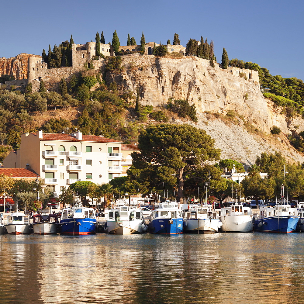 Fishing boats at the harbour, castle in the background, Cassis, Provence, Provence-Alpes-Cote d'Azur, Southern France, France, Mediterranean, Europe