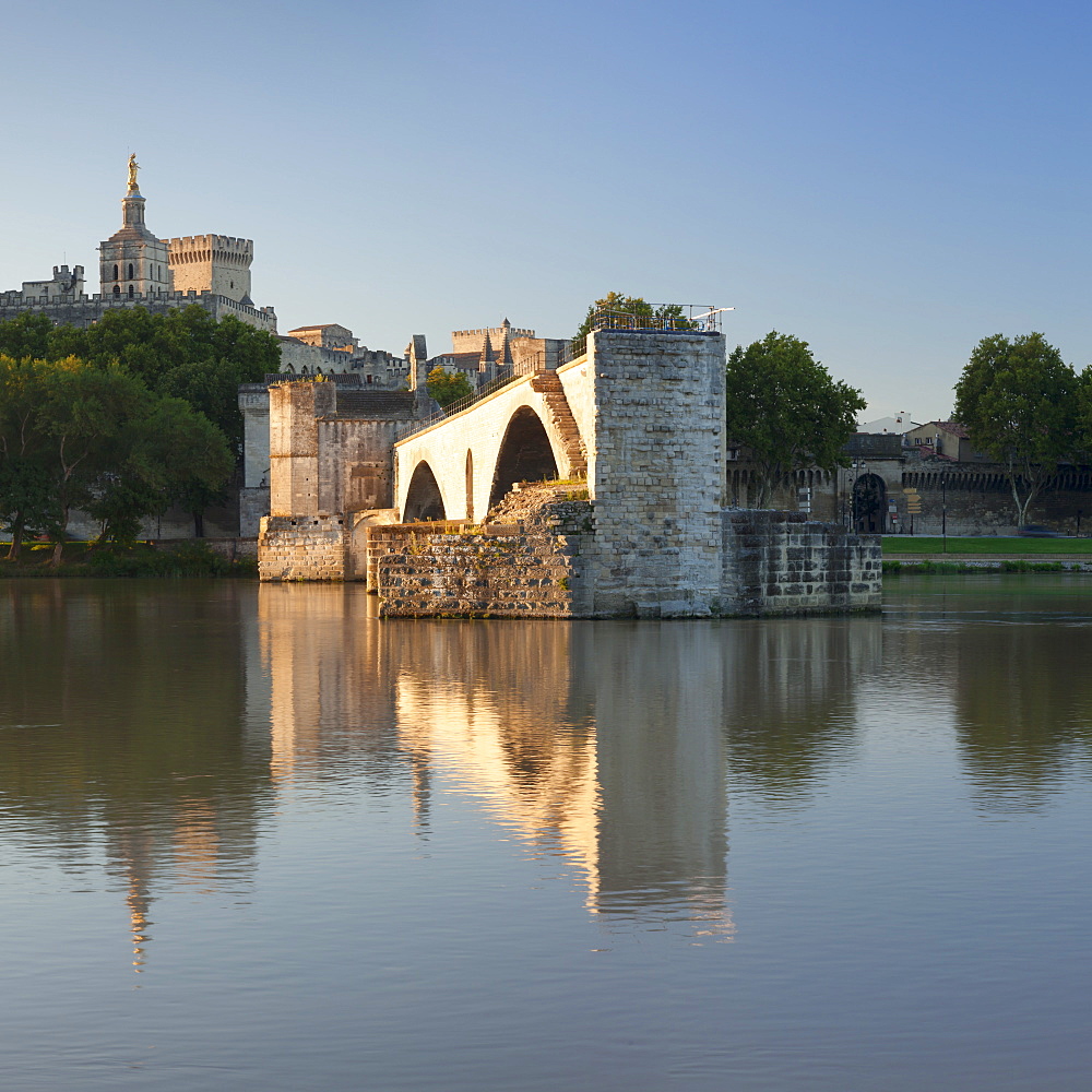 Bridge St. Benezet over Rhone River with Papal Palace behind, UNESCO World Heritage Site, Avignon, Vaucluse, Provence-Alpes-Cote d'Azur, France, Europe