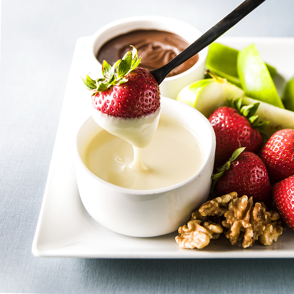 Strawberry dipping in white sauce