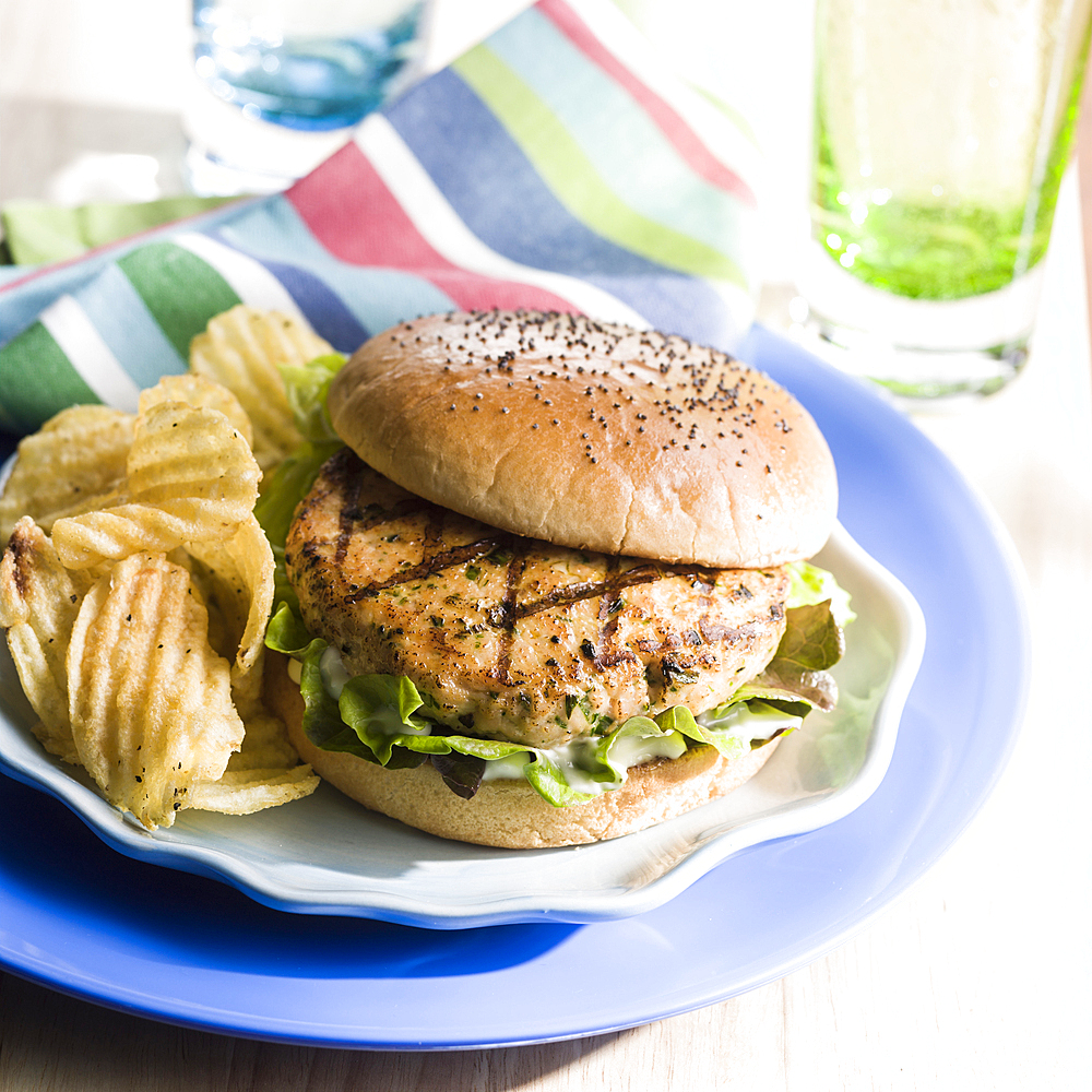 Salmon burger with potato chips