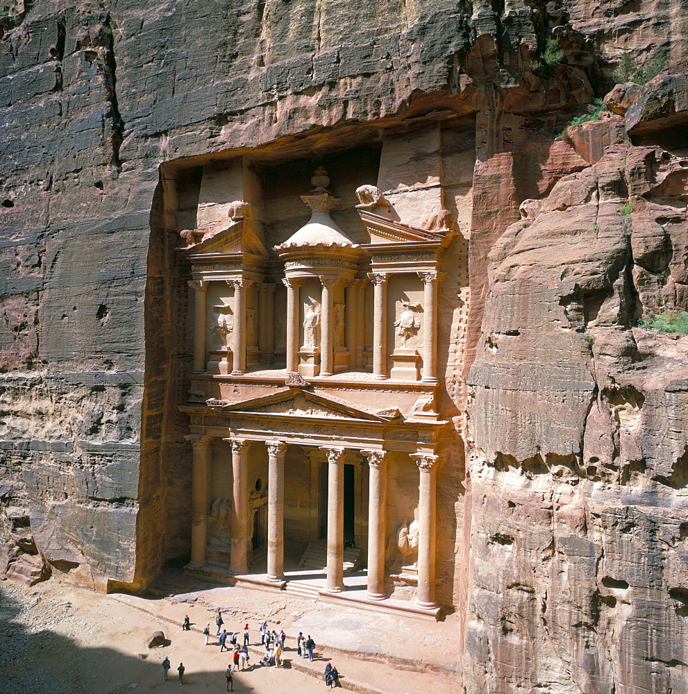 The Treasury (Khaznat Far'oun), dating from the 1st century BC, at end of Siq, Nabatean archaeological site, Petra, UNESCO World Heritage Site, Jordan, Middle East