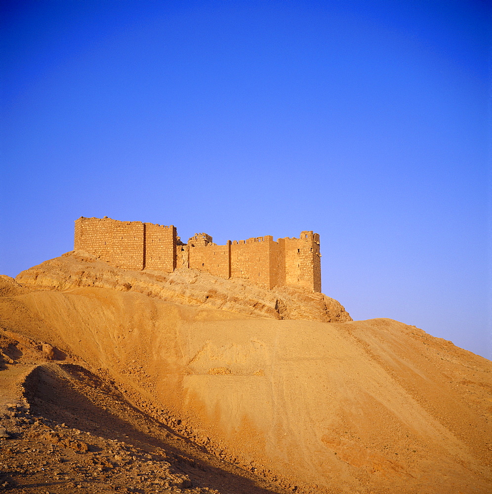 Qalaat Ibn Maan, 17th century Arab Castle overlooking the Graeco-Roman city, Palmyra, Syria, Middle East