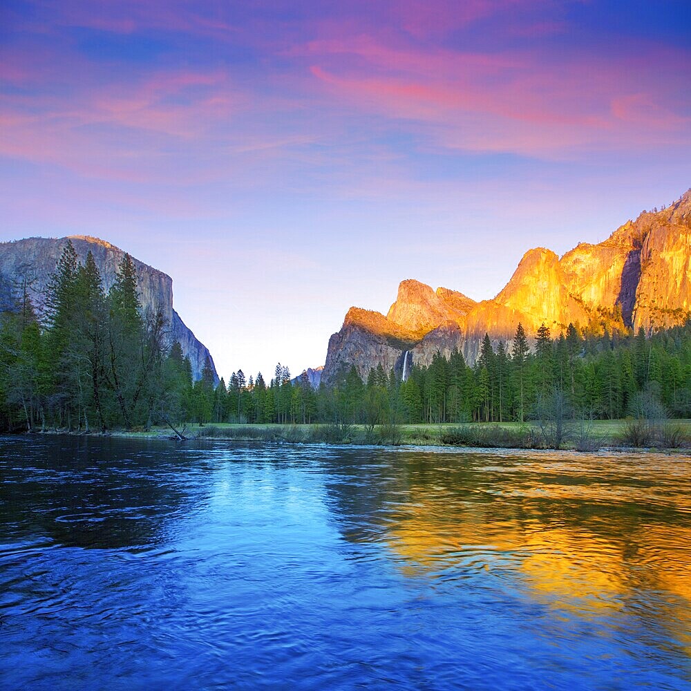 Yosemite Merced River el Capitan and Half Dome in California National Parks US