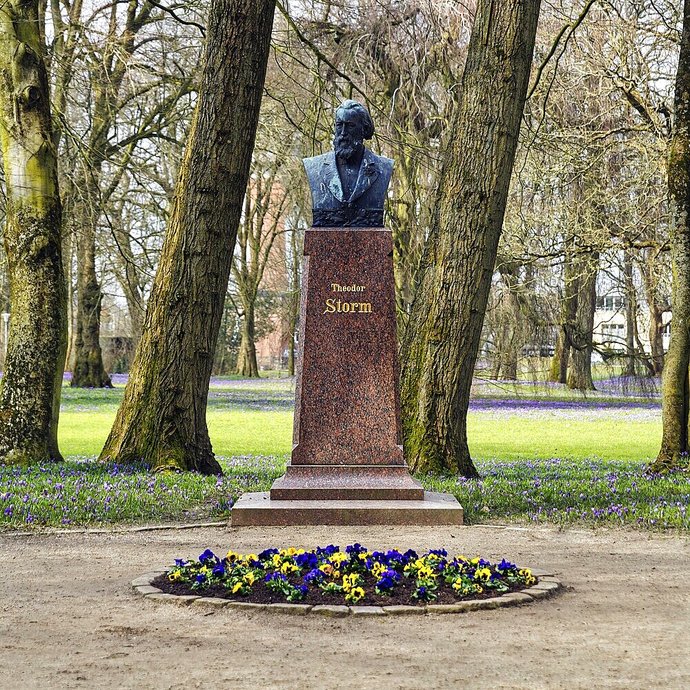 Monument to the writer Theodor Storm, bust by sculptor Adolf Brütt, crocus blossom, Husum Castle Park, Husum, North Frisia, Schleswig-Holstein, Germany