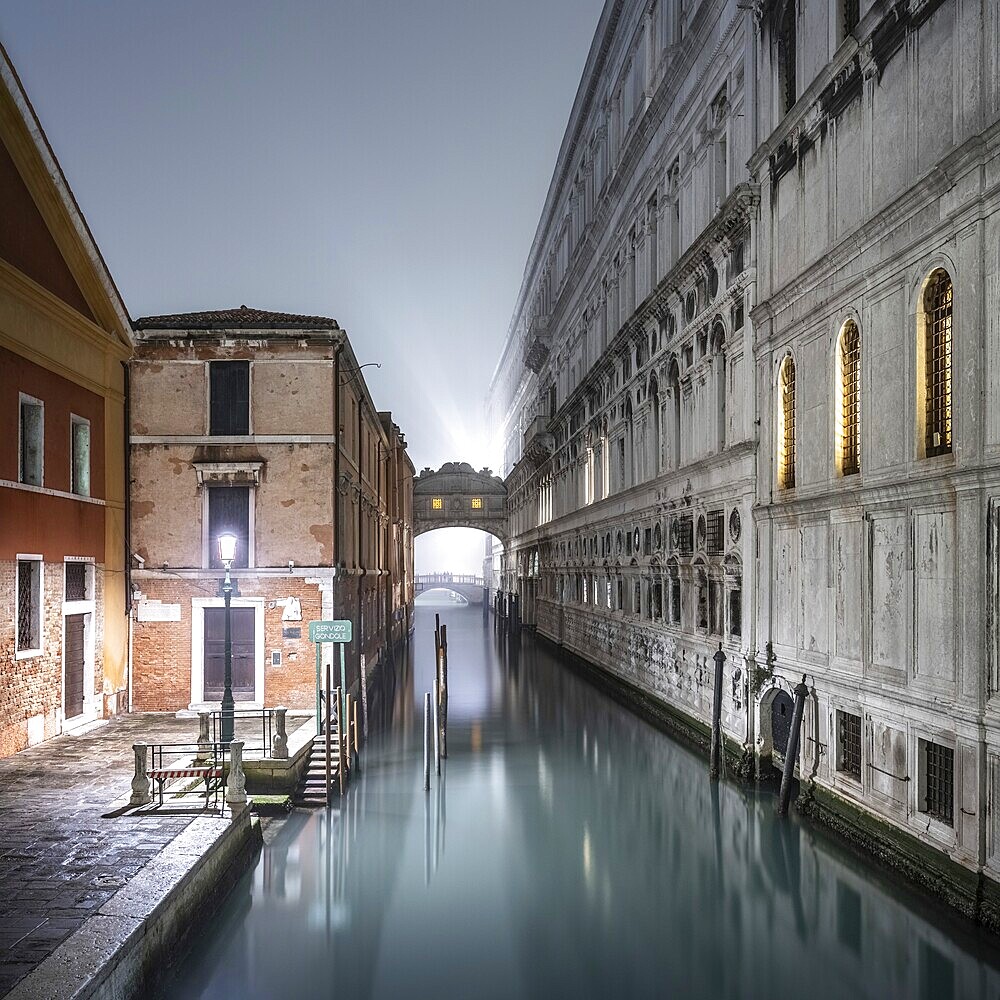 Night shot of the Bridge of Sighs (Ponte dei Sospiri), which connects the Doge's Palace with the prison in Venice, Italy
