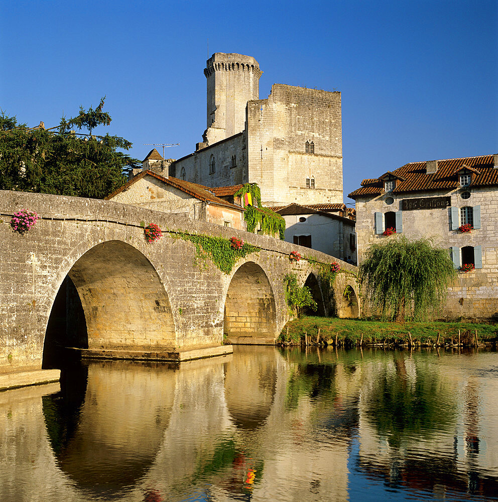 Chateau de Bourdeilles and Dronne River, Bourdeilles, Dordogne, Aquitaine, France, Europe