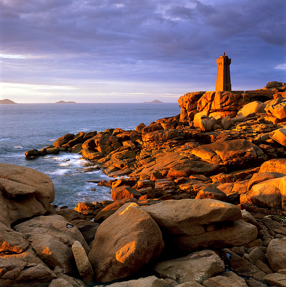 Ploumanach lighthouse on the Cote de Granit Rose (Pink Granite Coast), Cotes d'Armor, near Perros-Guirec, Brittany, France, Europe