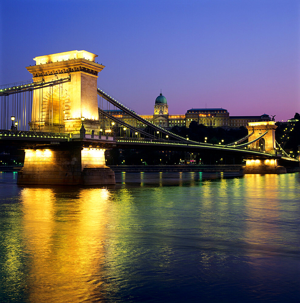 Royal Palace (Budavari Palota) (Buda Castle) and Chain Bridge at dusk, UNESCO World Heritage Site, Buda, Budapest, Hungary, Europe