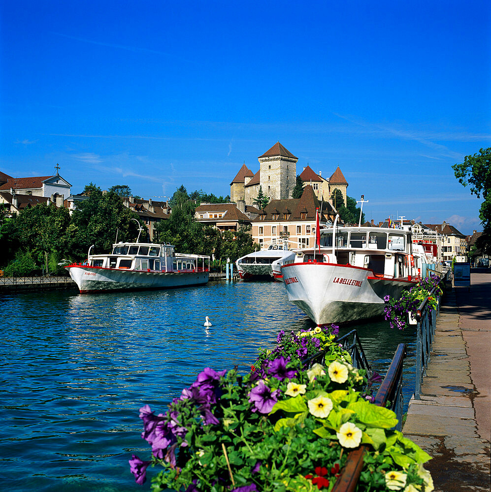 Tour boats on Canal du Thiou below Chateau, Annecy, Lake Annecy, Rhone Alpes, France, Europe