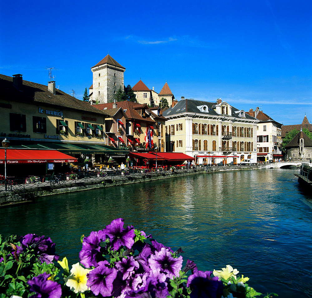 Canal side restaurants below the Chateau, Annecy, Lake Annecy, Rhone Alpes, France, Europe