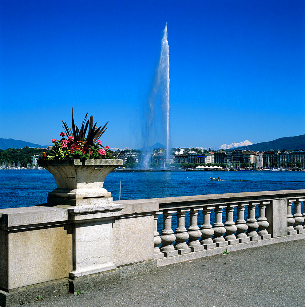 Jet d'eau (water jet), Geneva, Lake Geneva (Lac Leman), Switzerland, Europe