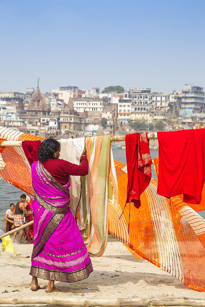 Hanging up washing on banks of Ganges River, Varanasi, Uttar Pradesh, India, Asia