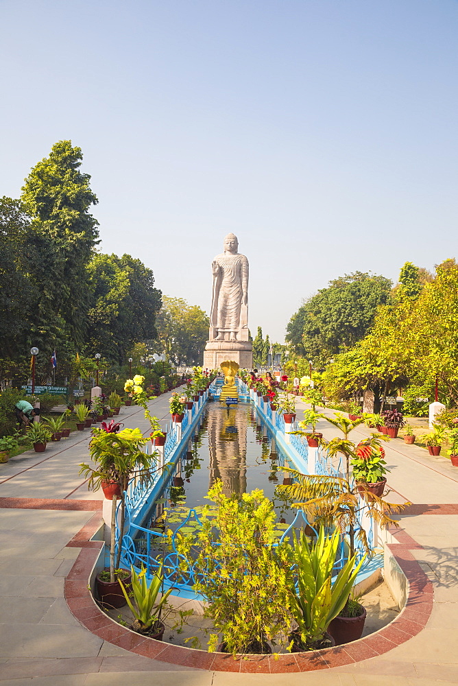 Thai temple and monastery, Sarnath, Uttar Pradesh, India, Asia