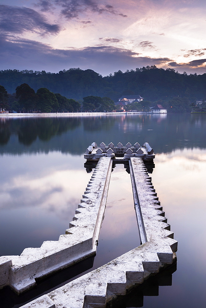 Kandy Lake and the Temple of the Sacred Tooth Relic (Sri Dalada Maligawa) at night, Kandy, UNESCO World Heritage Site, Central Province, Sri Lanka, Asia